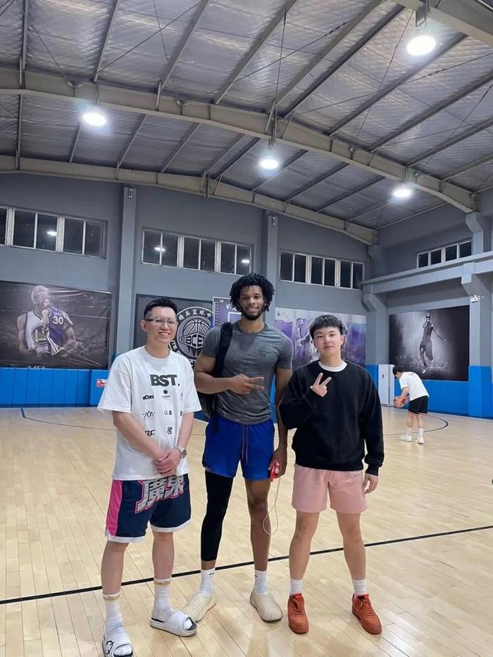 业余篮球爱好者在哪里可以找到表演赛资源_2